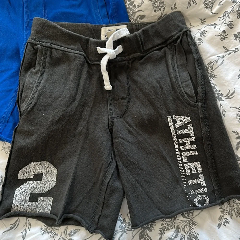 Children’s Place (bundle of 3) shorts with drawstring.  Excellent condition SZ 4